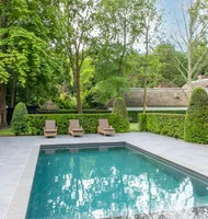 een zwembad in een groene tuin